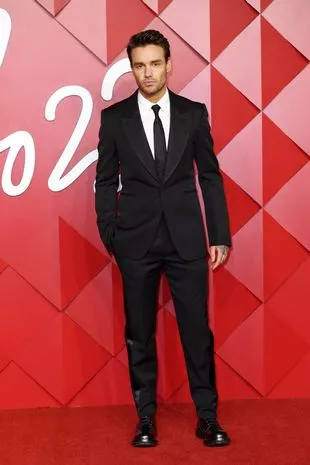 Liam Payne演唱“As I fall…”这是本周发行的新歌《Do No Wrong》中令人难忘的歌词