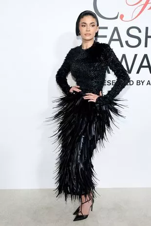 凯莉·詹娜（Kylie Jenner）的新造型亮相，粉丝们恳求她“不要再填充了”。