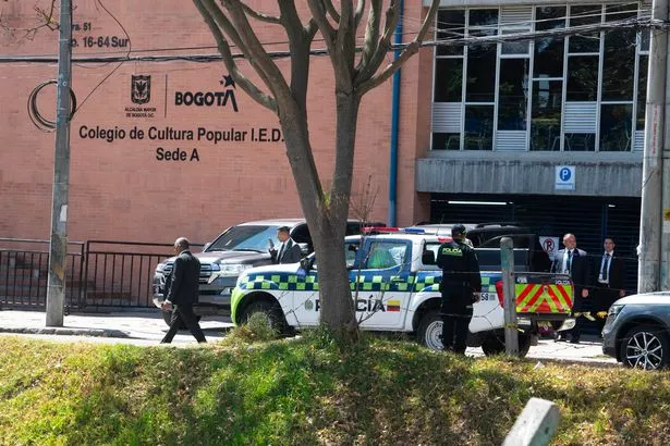 “小心翼翼”的哈里王子和梅根·马克尔在武装士兵和警察的护卫下展开了大规模的安全行动