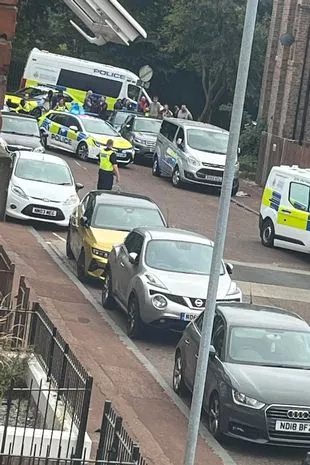 在英国街头恐怖场景中,一名警察在嫌疑人逃跑前用“刀刃”砍伤